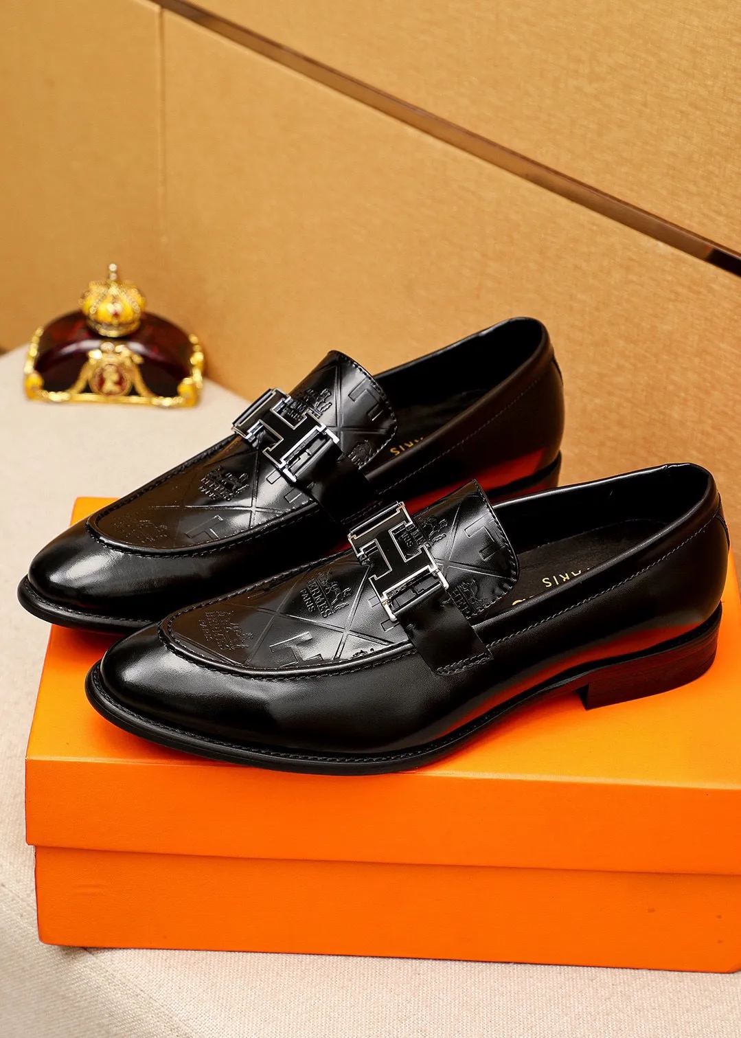 Men's shoes 💰480 💐 Product trademark: HERMES "Hermès" casual leather shoes Regular size: 39-44 (38.45.46🉑️Customized) Product materials: Selected imported first-layer calfskin embossed upper + classic hardware buckle, imported water-dyed cowhide lining. Strong three-dimensional visual effect, combined outsole Color: 1⃣️color optional